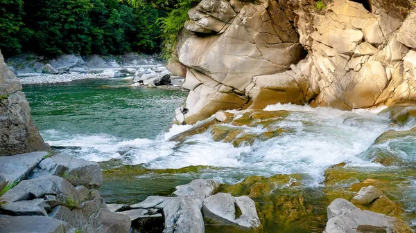 Cours d'eau rapide sur la cascade de cascade dans les montagnes coulant dans le lac — Photo