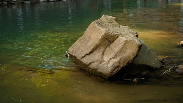 Tranquilo plano de gran roca en medio del tranquilo río de montaña — Foto de Stock