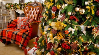 Noel ağacında parıldayan ışık çelengi, evdeki güzel oturma odasına karşı. Kış tatili arka planı veya arkaplan.