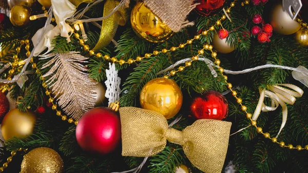 Primo piano di belle decorazioni e ghirlande su albero di Natale in soggiorno a casa. Vacanze invernali sfondo o sfondo. — Foto Stock
