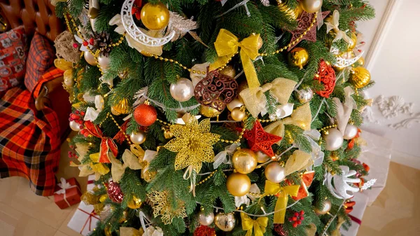 Bela árvore de Natal decorada na sala de estar na manhã de Ano Novo. Férias de inverno fundo ou pano de fundo. — Fotografia de Stock