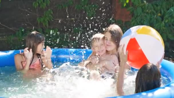 Glücklich lachende und fröhliche Familie mit Kindern, die Spaß haben und im Schwimmbad im Hinterhof des Hauses spielen. Sommerurlaub und Urlaub für Familien — Stockvideo
