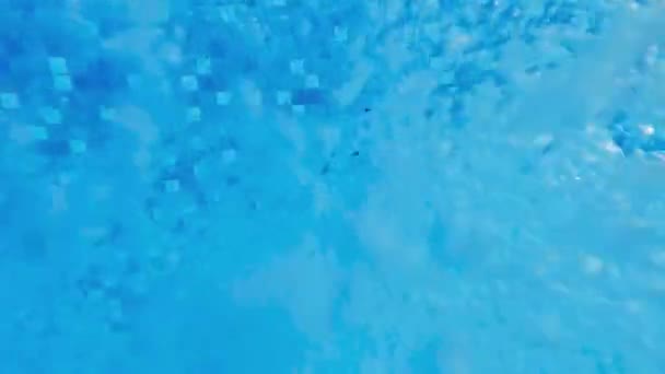 Подводный абстрактный снимок пузырьков воздуха, плавающих в воде бассейна. Под водой или в обратном направлении — стоковое видео