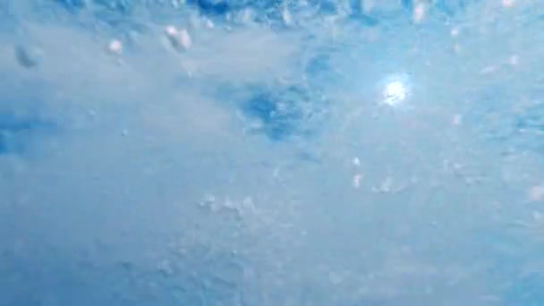 Captura abstracta de la corriente de agua potente rápida con un montón de burbujas de aire flotantes. Hermoso bajo fondo de agua o telón de fondo — Vídeo de stock