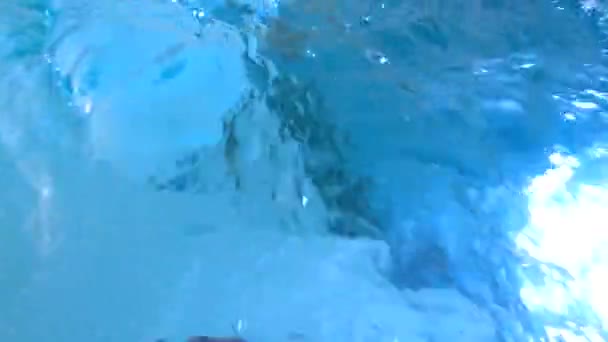 Abstrakter Hintergrund mit wirbelnder blauer Wasseroberfläche und schneller starker Strömung. Schön unter Wasser Hintergrund oder Hintergrund — Stockvideo