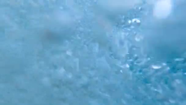 Onderwaterinjectie van luchtbellen zwevend in het helderblauwe water. Mooi onder water achtergrond of achtergrond. — Stockvideo