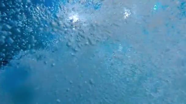 Abstracte slow motion achtergrond van veel luchtbellen in helder blauw water. Mooi onder water achtergrond of achtergrond. — Stockvideo