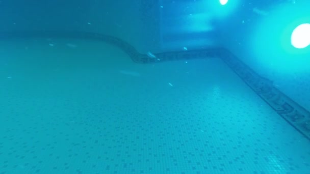 POV shot van mannelijke zwemmer handen zwemmen in het zwembad in hotel resort spa — Stockvideo