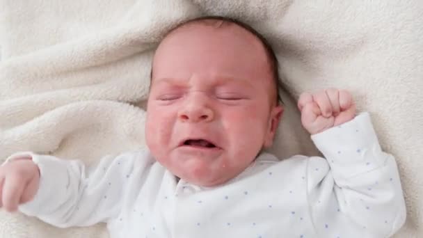 Vista superior de primer plano de niño recién nacido llorando beacuse de sentir hambre — Vídeo de stock