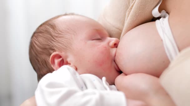 Porträt des süßen ruhigen kleinen Jungen, der Milch isst und Mütter an der Brust lutscht. Konzept der gesunden und natürlichen Babynahrung. — Stockvideo