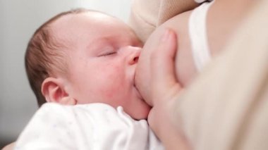 Anne sütü içerken uyuyan bebek portresi. Sağlıklı ve doğal bebek emzirme kavramı.