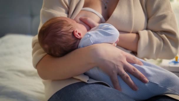 Fechar-se de menino deitado em mãos mães e comer leite materno. Conceito de nutrição saudável e natural do bebê. Saúde da mãe e do filho. — Vídeo de Stock