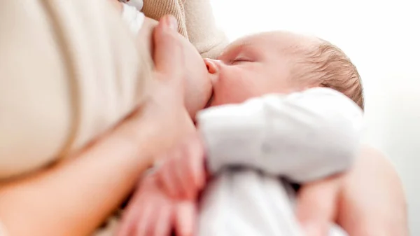 Portret uroczego chłopca śpiącego podczas jedzenia mleka i ssania piersi matki przed dużym oknem w domu. Pojęcie zdrowego i naturalnego żywienia piersią dla niemowląt. — Zdjęcie stockowe