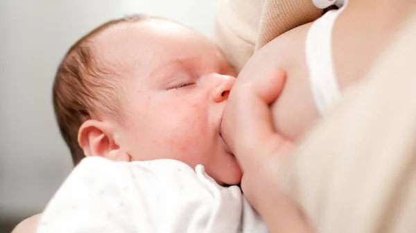 Портрет очаровательного новорожденного ребенка, засыпающего во время еды материнского грудного молока. Концепция здорового и естественного питания грудного ребенка. — стоковое фото