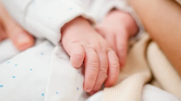 Primer plano de las pequeñas manos del bebé recién nacido dormido. — Foto de Stock