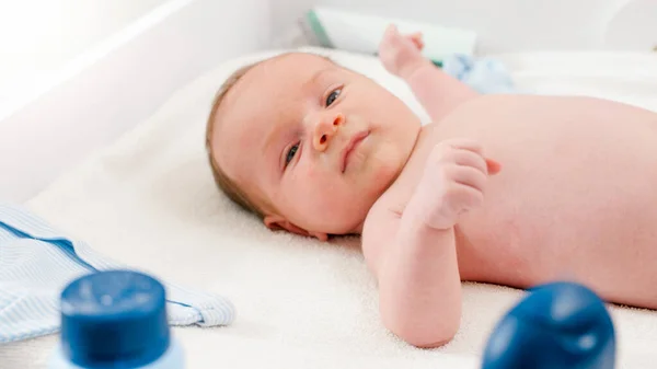 Porträt eines kleinen 1 Monate alten Jungen, der auf dem Wickeltisch im Schlafzimmer liegt. Konzept der Baby- und Neugeborenenhygiene und Gesundheitsfürsorge. Fürsorgliche Eltern mit kleinen Kindern. — Stockfoto
