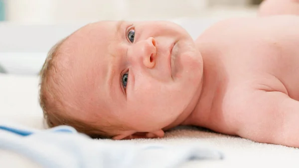 Porträt eines unglücklich weinenden Neugeborenen, das auf dem Wickeltisch liegt — Stockfoto