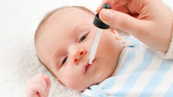 アイドロッパーや注射器から新生児の少年にワクチンを与えることの閉鎖 — ストック写真