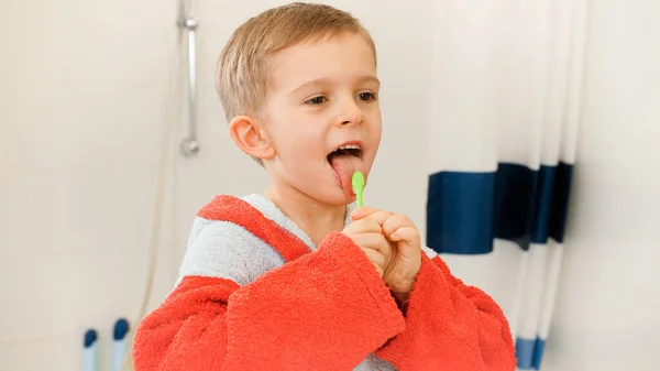 Retrato de un niño pequeño limpiando dientes con cepillo de dientes antes de irse a dormir por la noche. Concepto de higiene dental infantil y atención sanitaria en el hogar. — Foto de Stock