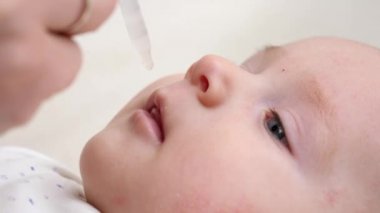 Göz damlasından bebeğe aşı ya da vitamin vermek. Yeni doğan bebeklerin sağlık hizmetleri ve aşı kavramı