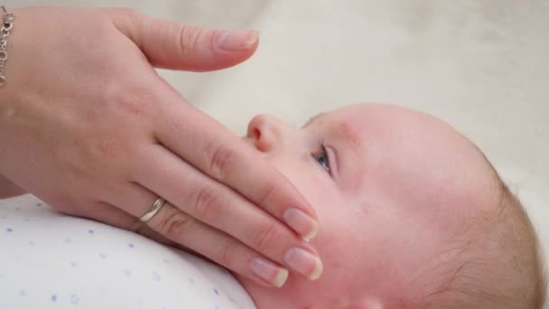 Bambino che soffre di dermatite e acne sulla pelle del viso curata con lozione idratante e unguento medico. Concetto di igiene del neonato, salute e cura della pelle. — Video Stock
