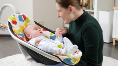 Elektrikli rockçı çocuğun yanında oturan gülümseyen annenin portresi. Çocuk gelişimi ve çocukluk