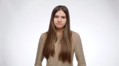 Sakin ve derin nefes alan sinirli bir kızın portresi.