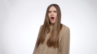 Şok olmuş ya da hayrete düşmüş bir kızın portresi ağzını kocaman açar..