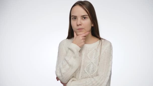 Estúdio tiro de menina adolescente pensativa pensando sobre fundo branco — Vídeo de Stock