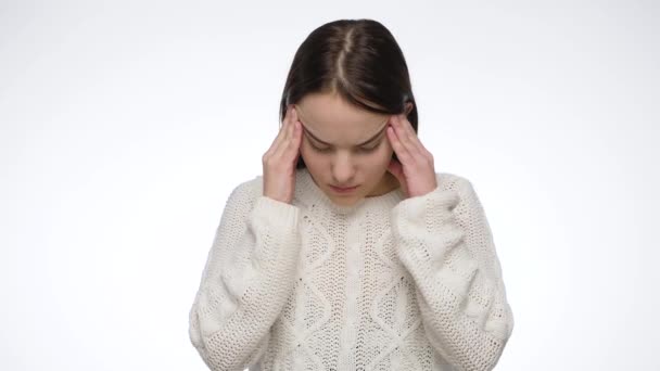 Studio porträtt av ung flicka som lider av huvudvärk och gnugga tempel. — Stockvideo