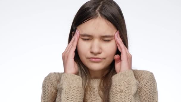 Retrato de cerca de una joven frotando la cabeza por dolor de cabeza — Vídeos de Stock