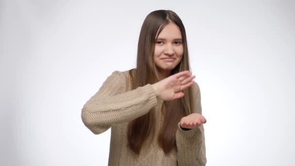 Портрет успешной богатой девушки, делающей денежный жест из рук — стоковое видео