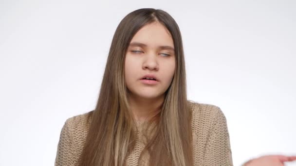 Porträt eines unzufriedenen Mädchens, das eine Facepalm-Geste macht und mit der Hand ins Gesicht schlägt — Stockvideo