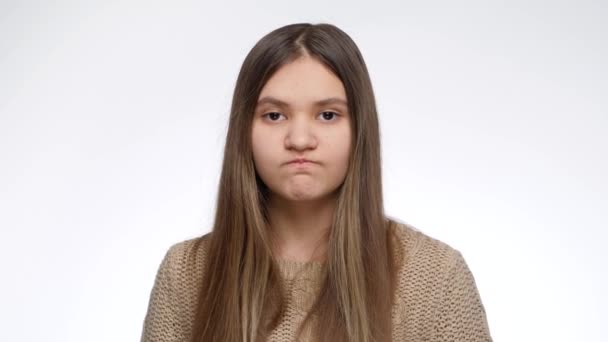 Rozzlobená dívka ovládající své emoce a zhluboka dýchá, aby se uklidnila — Stock video
