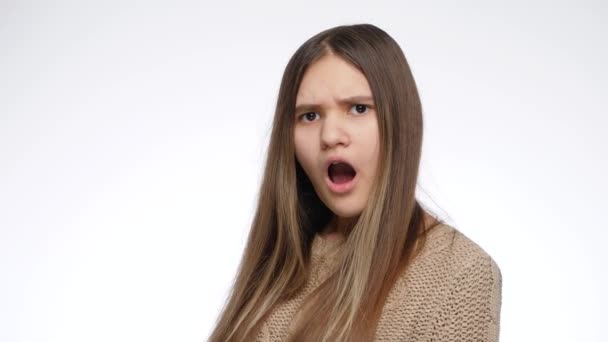 Retrato de menina surpreendida ou chocada abre boca sobre fundo branco — Vídeo de Stock