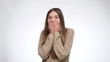 Şaşırmış ya da şok olmuş kız güveyi açar ve elleriyle kapatır.