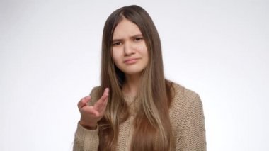 Kendine güveni tam bir kız jest yapıyor ve kendisiyle gurur duyuyor.