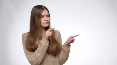 Görünmez ürünü işaret eden kendine güvenen grl portresi. Ürününüzü ya da nesnenizi yerleştirin. Reklam şablonu