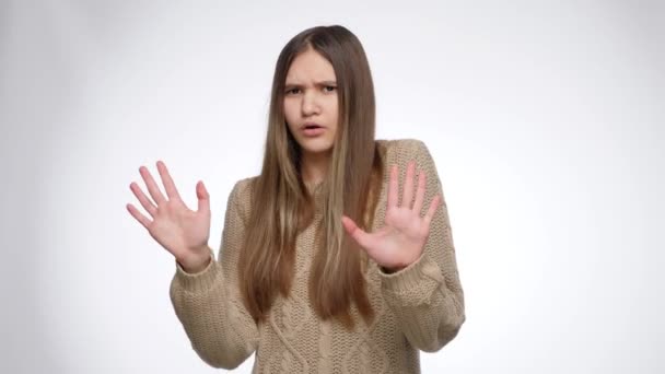 Portret van verward meisje toont geen of stop teken met handen — Stockvideo