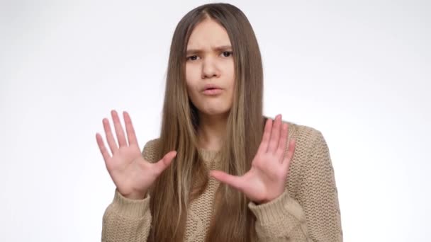 당황 한 소녀는 멈추거나 손으로 몸짓을 진정 시킨다 — 비디오