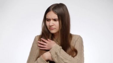 Kafası karışmış ya da kafası karışmış bir kız bir şey kaybetmiş ve beyaz stüdyo geçmişinde onu arıyor.