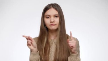 Gülümseyen kız beyaz arka planda bir şeyin reklamını yapıyor ve parmağıyla işaret ediyor. Ürününüzü ya da nesnenizi yerleştirin. Reklam şablonu