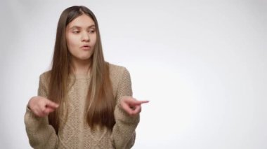 Gülümseyen kız yan bakıyor ve parmağıyla işaret ediyor. Ürününüzü ya da nesnenizi yerleştirin. Reklam şablonu