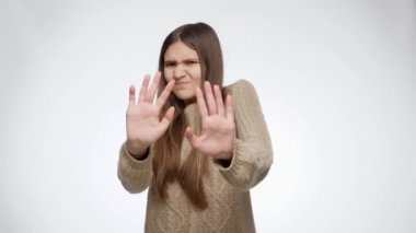 İğrenç kız hoş olmayan bir şey gördü gözlerini kapadı ve inkar etti ya da reddetti.