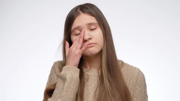 감정 이상 한 소녀 가손으로 눈물을 닦고 눈을 치켜올리는 모습 — 비디오