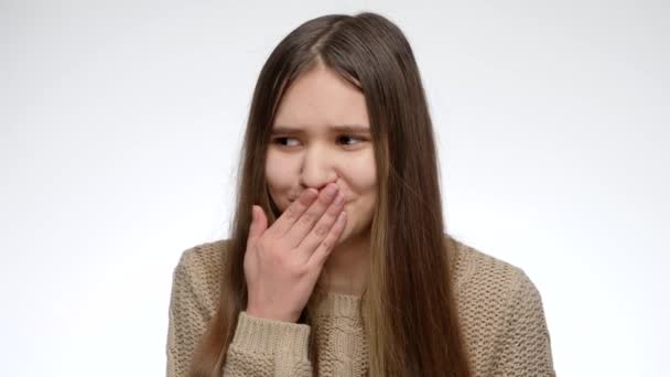 Sorrindo menina zombando e zombando de alguém — Vídeo de Stock