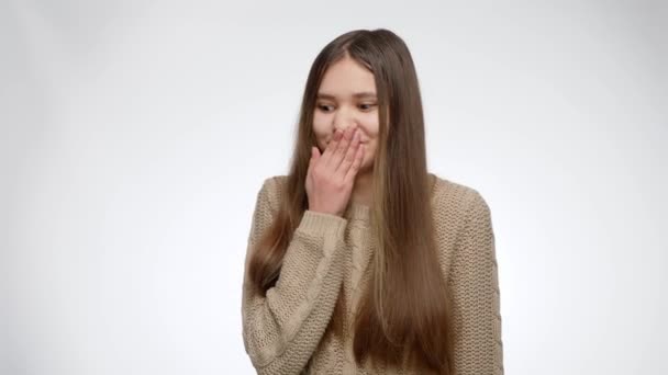 Portrait de fille fermant sa bouche tout en se moquant de quelqu'un — Video