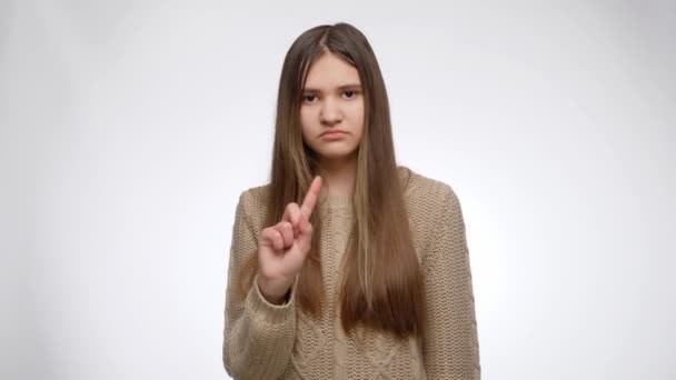 Egy komoly lány portréja, aki kezet fog, és nem mutat vagy tagad kézmozdulatot. — Stock videók