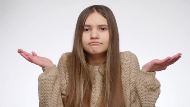 Retrato de menina duvidosa mostrando gesto de confusão com as mãos — Vídeo de Stock