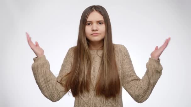 Ragazza confusa o confusa dubitare della scelta giusta su sfondo bianco dello studio — Video Stock